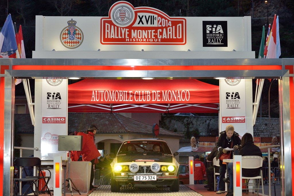 Faderlig gestus: Jens Gandrup lod sin codriver og søn Kristian Flensbak få æren af at køre Alfa Romeoen op på målrampen ved etapemålet i Monaco.
(Foto: Michael Eisenberg, Intercom)